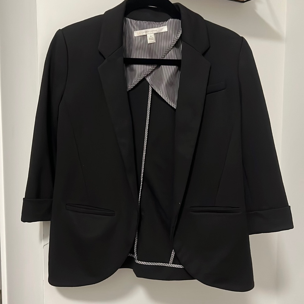 Comfortable black blazer with a 3/4 quarter sleeve